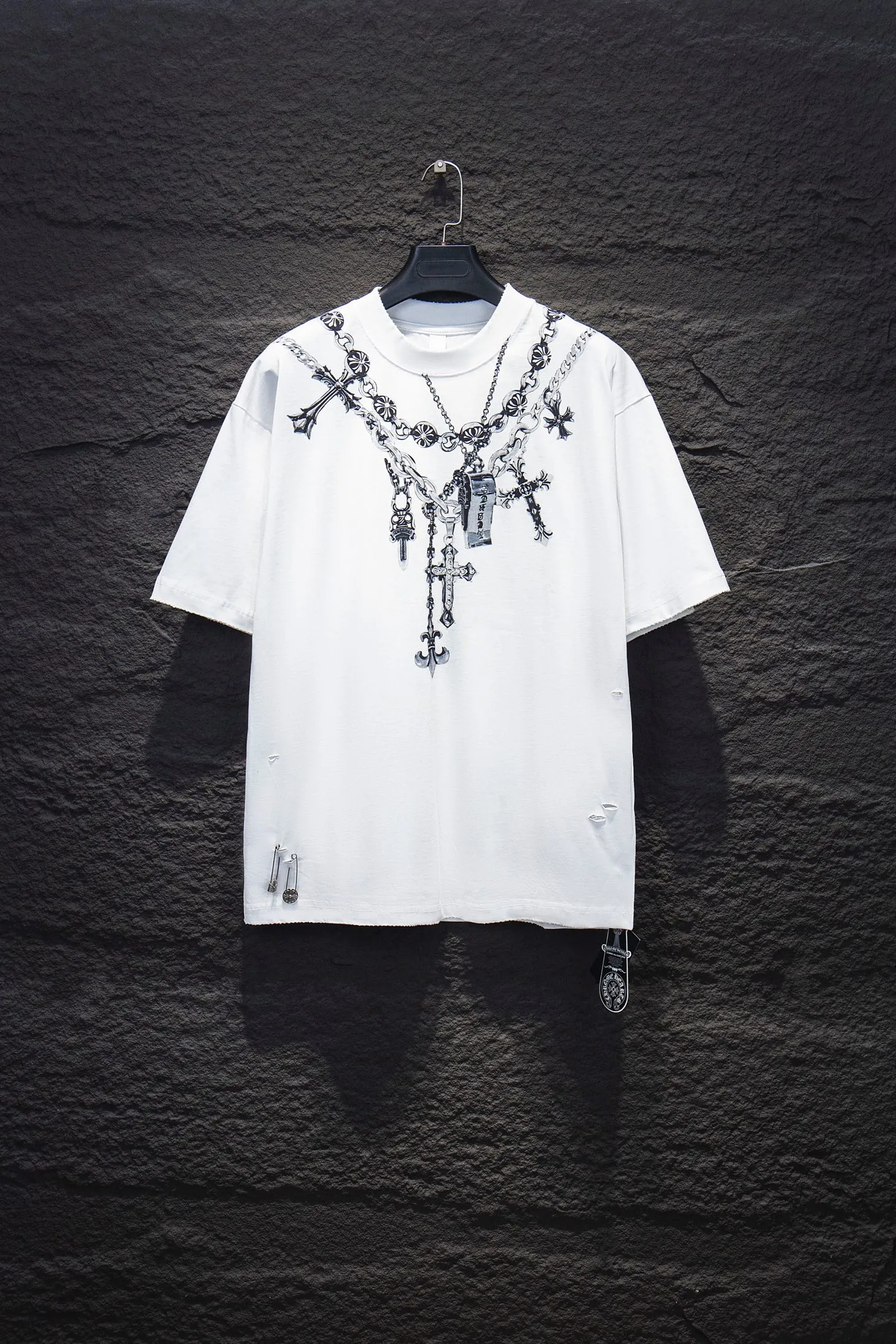 P190 Chrome hearts• 25ss ⚠YB custom-woven and dyed fabric, color, printing, version, accessories, hardware. The fabric is woven by imported machines. The uniqueness of the cloth texture creates a perfect garment effect. The fabric is made of 260-gram clean cloth with 320-gram 1*1 rib, 4-color environmentally friendly dyed fabric, and the threads are in the same cylinder without color difference.  Garment white ink direct-injection printing, imported technology, collar, pockets, cuffs, front and rear threads, the details are clearly visible. The printing uses Japanese BROTHER white ink digital direct-injection garment printing. This model is a global limited edition. In order to present a product like a work of art, after a long period of repeated determination of details, a very high standard of garments is presented. The front chest is made of direct-injection printing environmentally friendly glue material, using a mechanized printing process. Mechanical printing has high precision, the positioning accuracy can reach ±0.02mm, and the quality is stable.   The body of the garment is processed with hand-nailed hardware elements, which greatly increases the interest of the garment and creates a unique visual effect. The special washing effect creates a unique aged effect.  Croix Heart Short Sleeve must be the first short-sleeved piece in spring and summer that blurs the boundaries of unisex style. It has a classic dropped shoulder oversize version and a loose and casual upper body.  Color: Black White Size: S M L XL